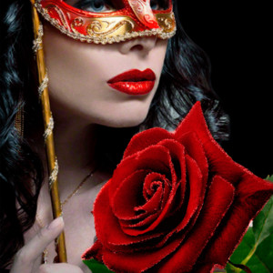 Девушка в маске с красной розой