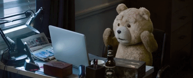 говорящий мишка Тедди сидит в интернете